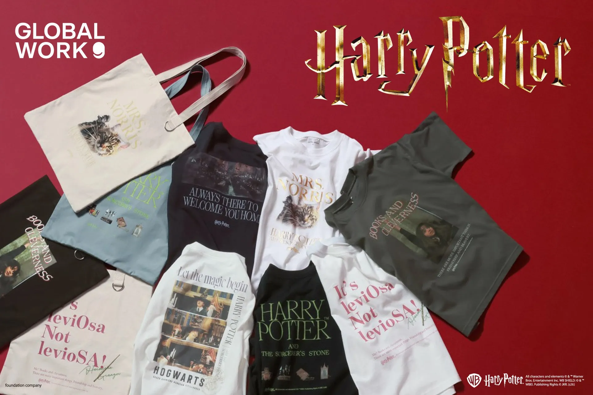 ハリーポッターの公式グッズが多数写っている写真。Tシャツ、トートバッグなど、様々なアイテムが写っています。