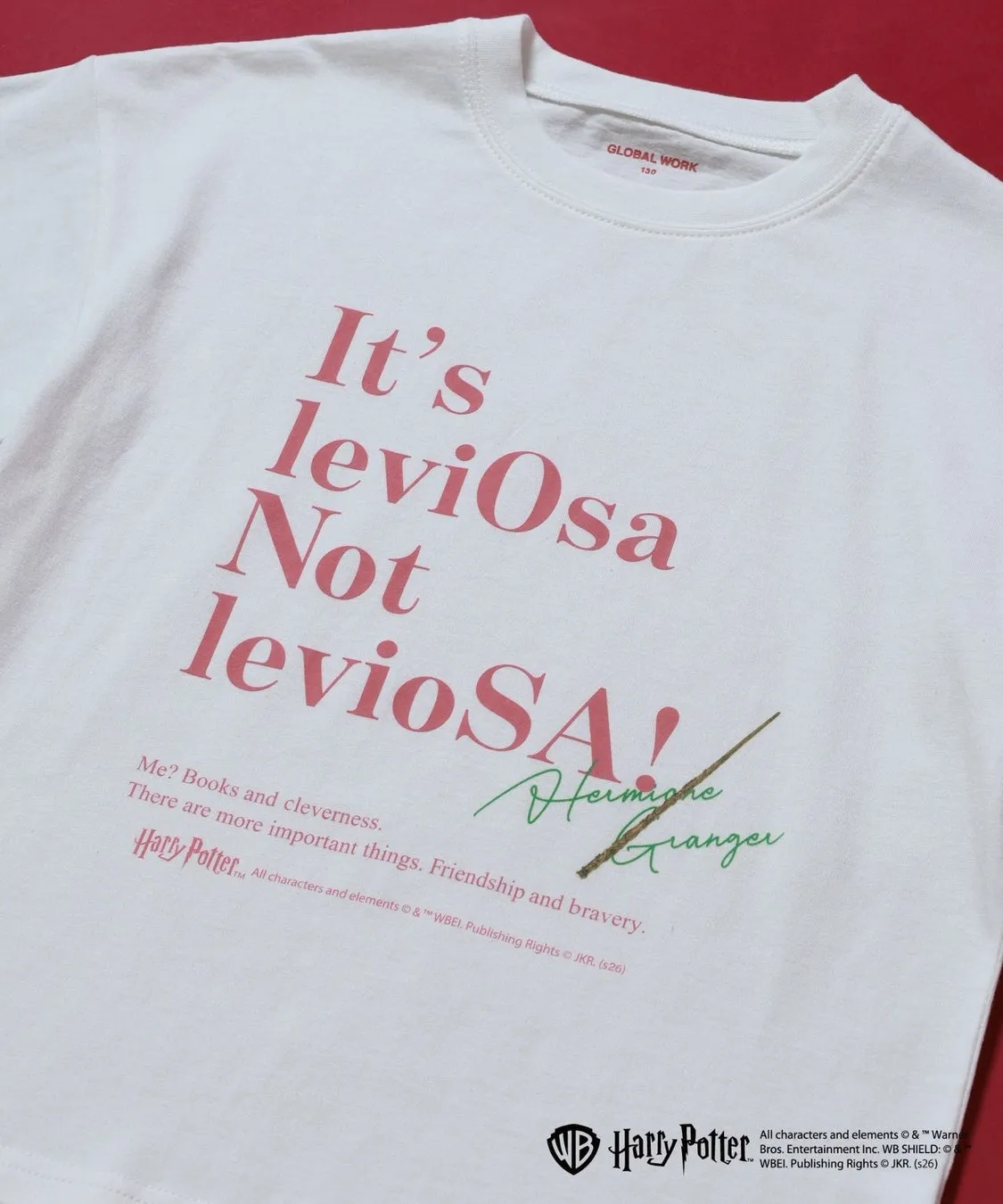 ハリーポッターのキャラクター、ハーマイオニー・グレンジャーのセリフがプリントされたTシャツの写真です。「It's leviosa Not levioSA!」と書かれており、ハーマイオニーのサインと杖のイラストも描かれています。