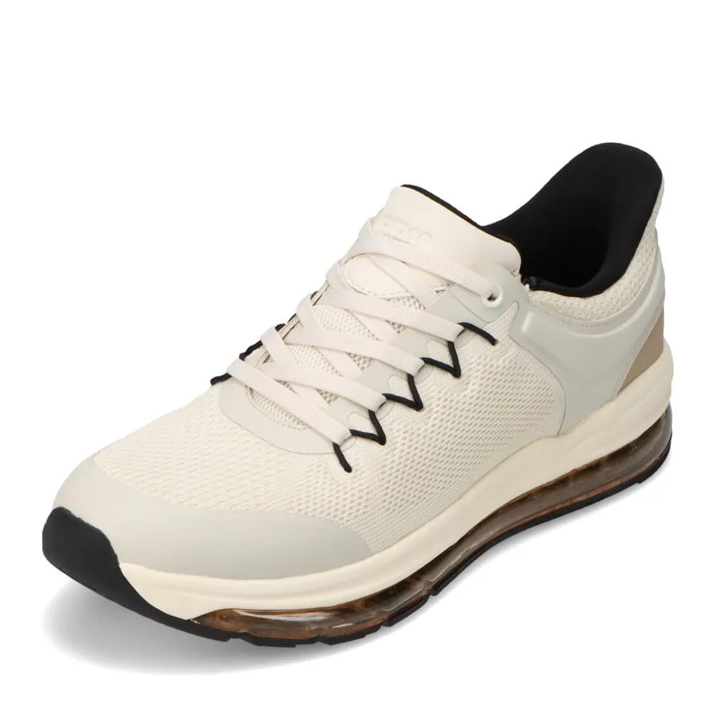 白を基調としたスニーカーのクローズアップ画像です。メッシュ素材のアッパー、黒いアクセント、エアクッションソールが特徴です。