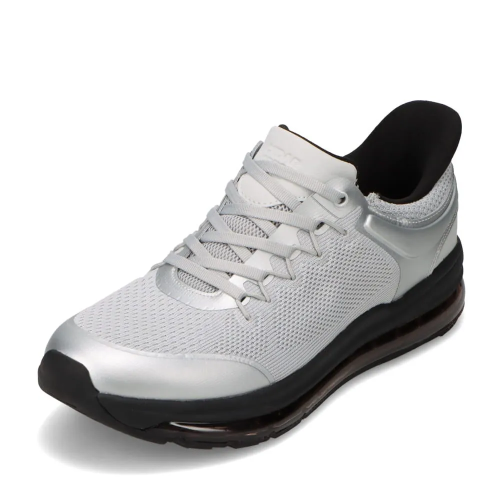 白いとシルバーのランニングシューズのクローズアップ画像です。靴は白いレースとメッシュアッパー、シルバーのアクセント、黒いソールをしています。靴は白い背景に配置されている。