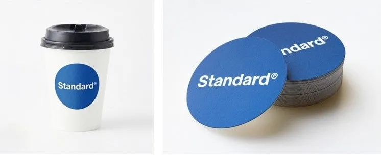 白いコーヒーカップと、青い円形のコースターの画像