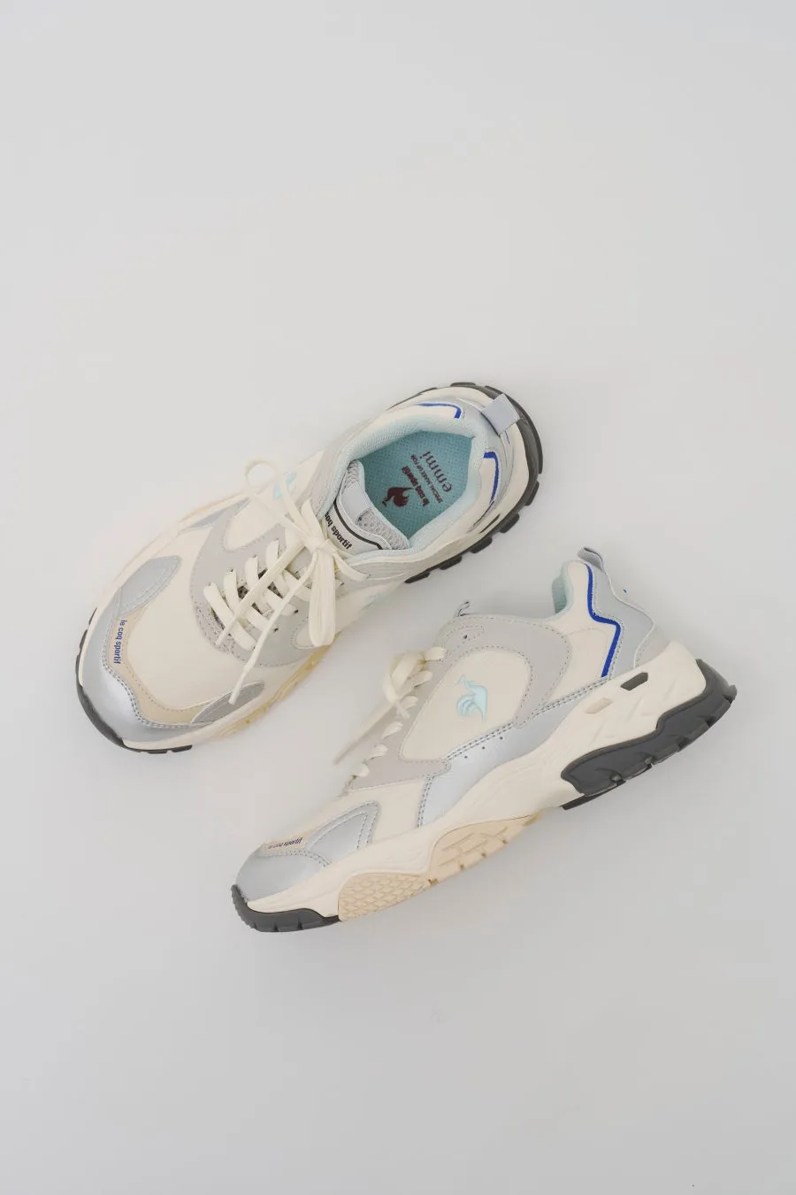 白とシルバーのハイブリッドスニーカーのペア