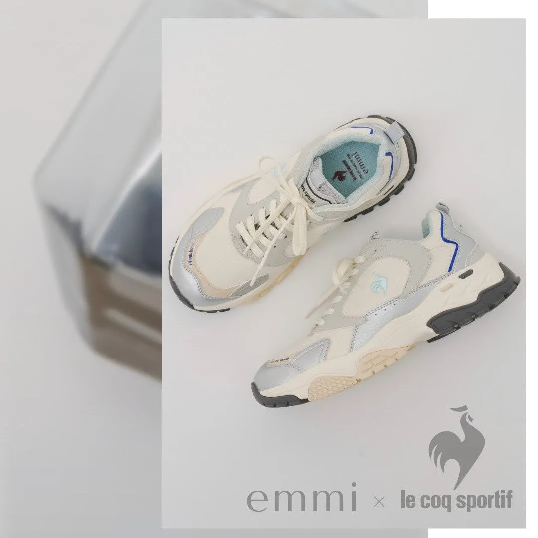 白とシルバーの配色がおしゃれなスニーカー