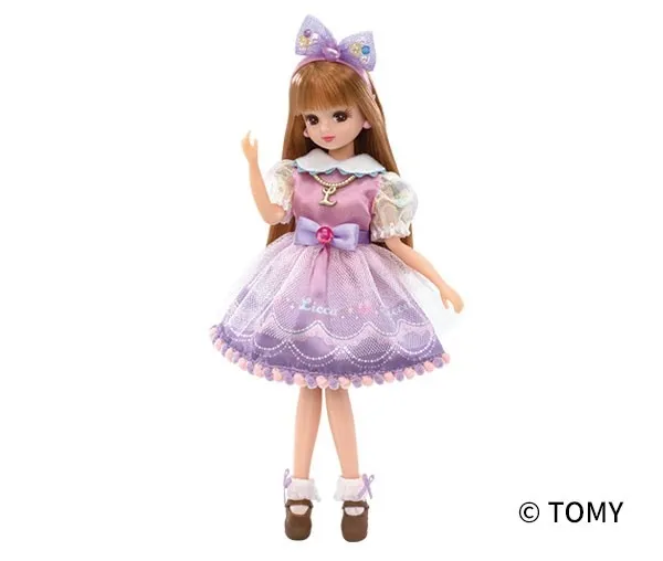 紫色のドレスを着たリカちゃん人形