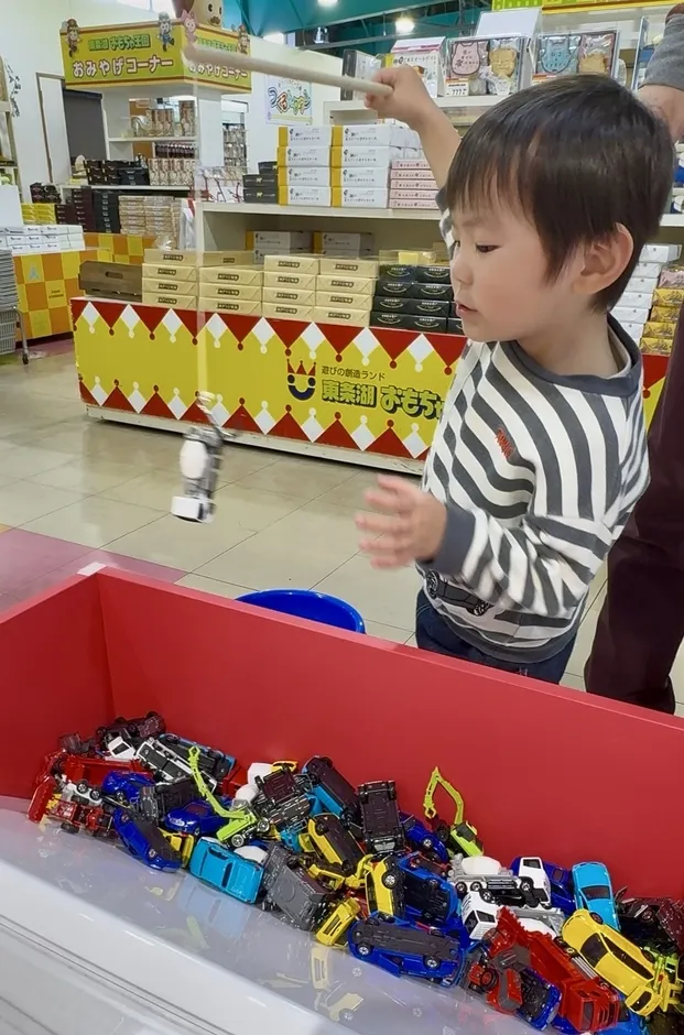 男の子がおもちゃの魚釣りゲームをしている写真