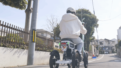四輪バイクに乗っている人物の後ろ姿