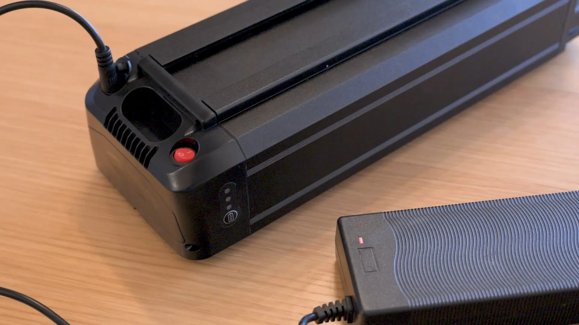 電動自転車のバッテリーと充電器