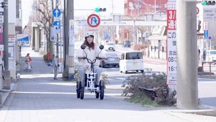 電動三輪バイクに乗る女性