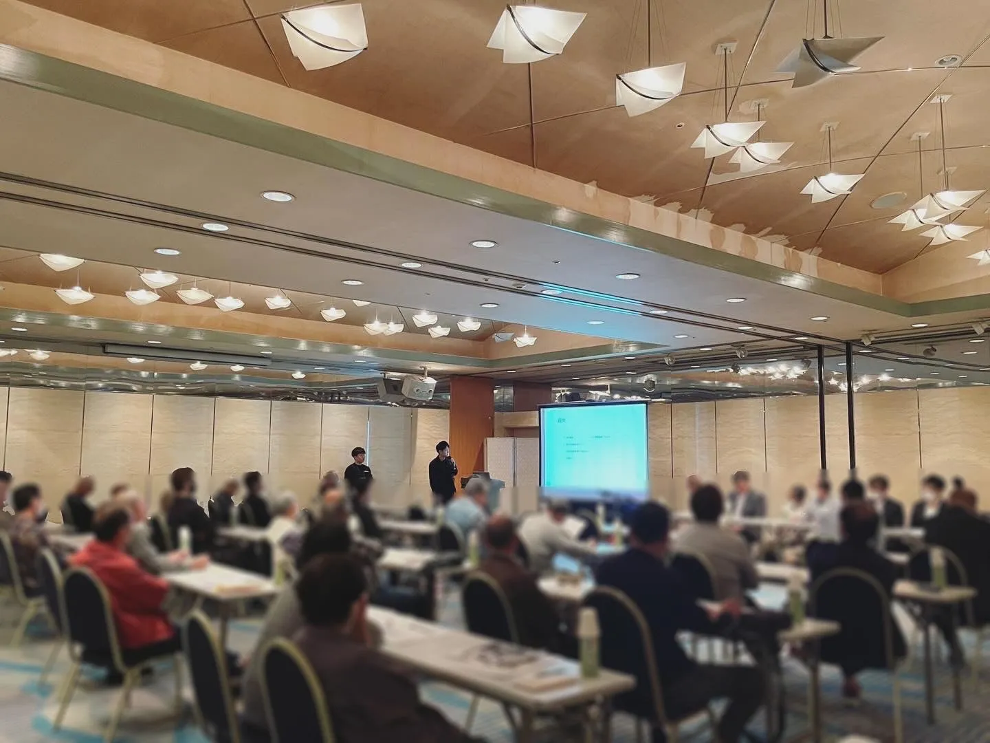 プレゼンテーション中の会議室