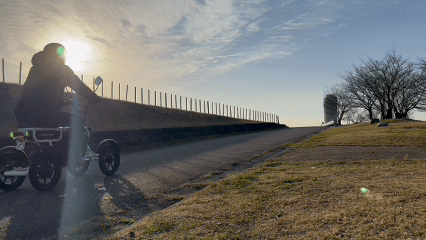 三輪電動自転車が丘を登る