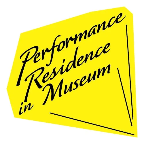 黄色い背景に黒い文字で「Performance Residence Museum in」と書かれたロゴ。