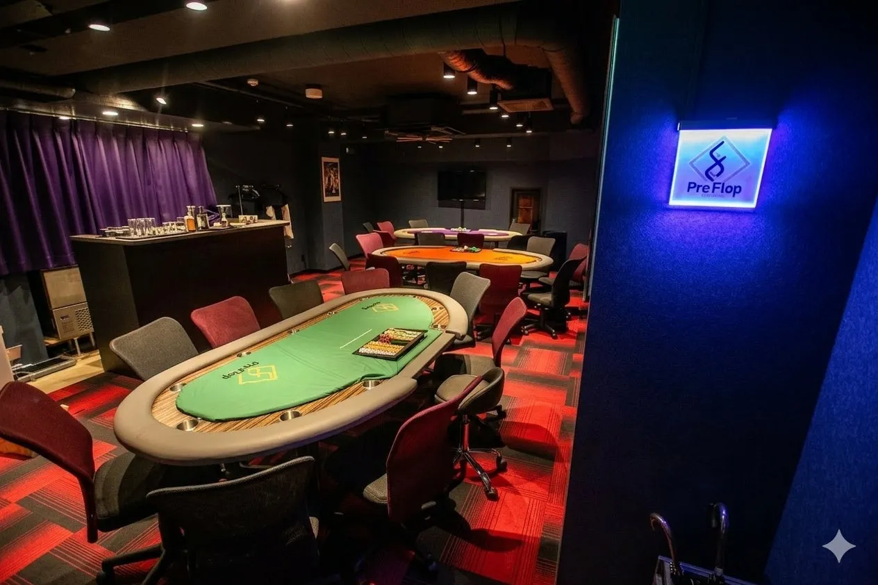 ポーカーテーブルが並んだ室内の写真です。テーブルは緑色のフェルトで覆われ、椅子が配置されています。壁には「Pre Flop」と書かれた看板があります。
