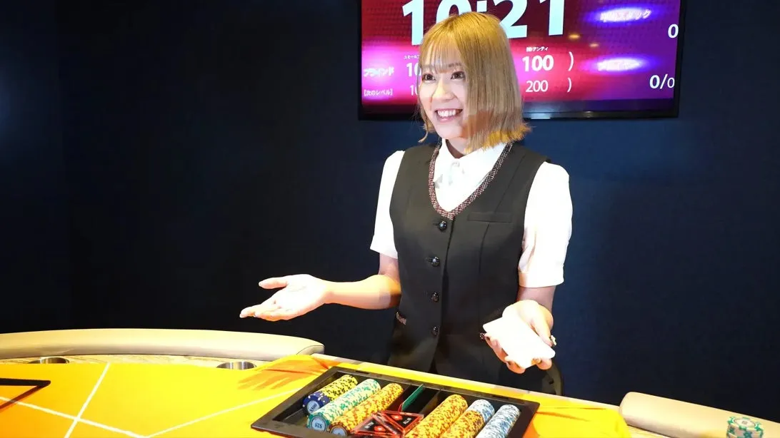 カジノのディーラーをしている女性の画像です。女性は笑顔で、テーブルの上にはチップが置かれています。背景には時計が表示されています。