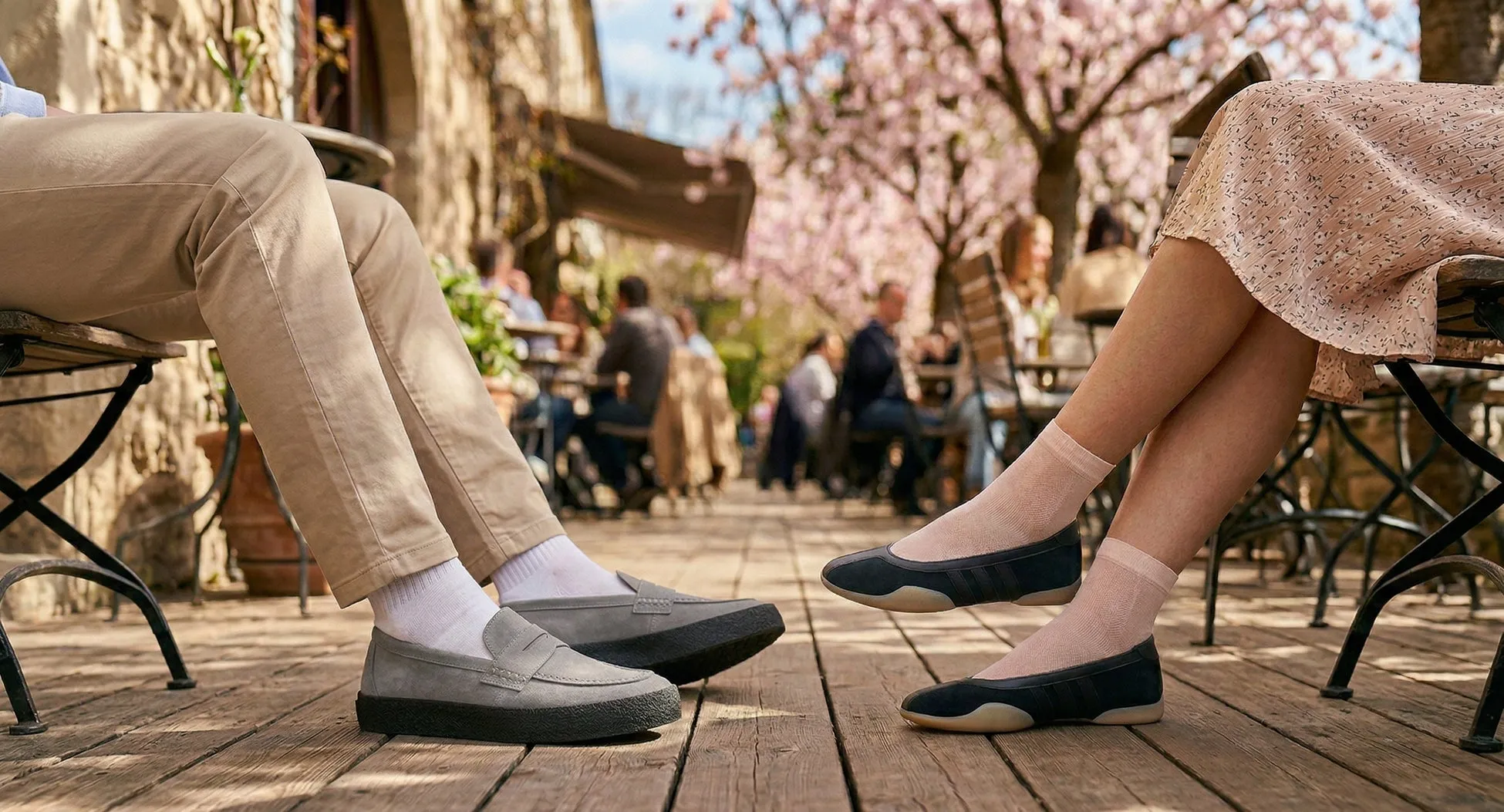 カフェでくつろぐ男女の足元を捉えた写真。