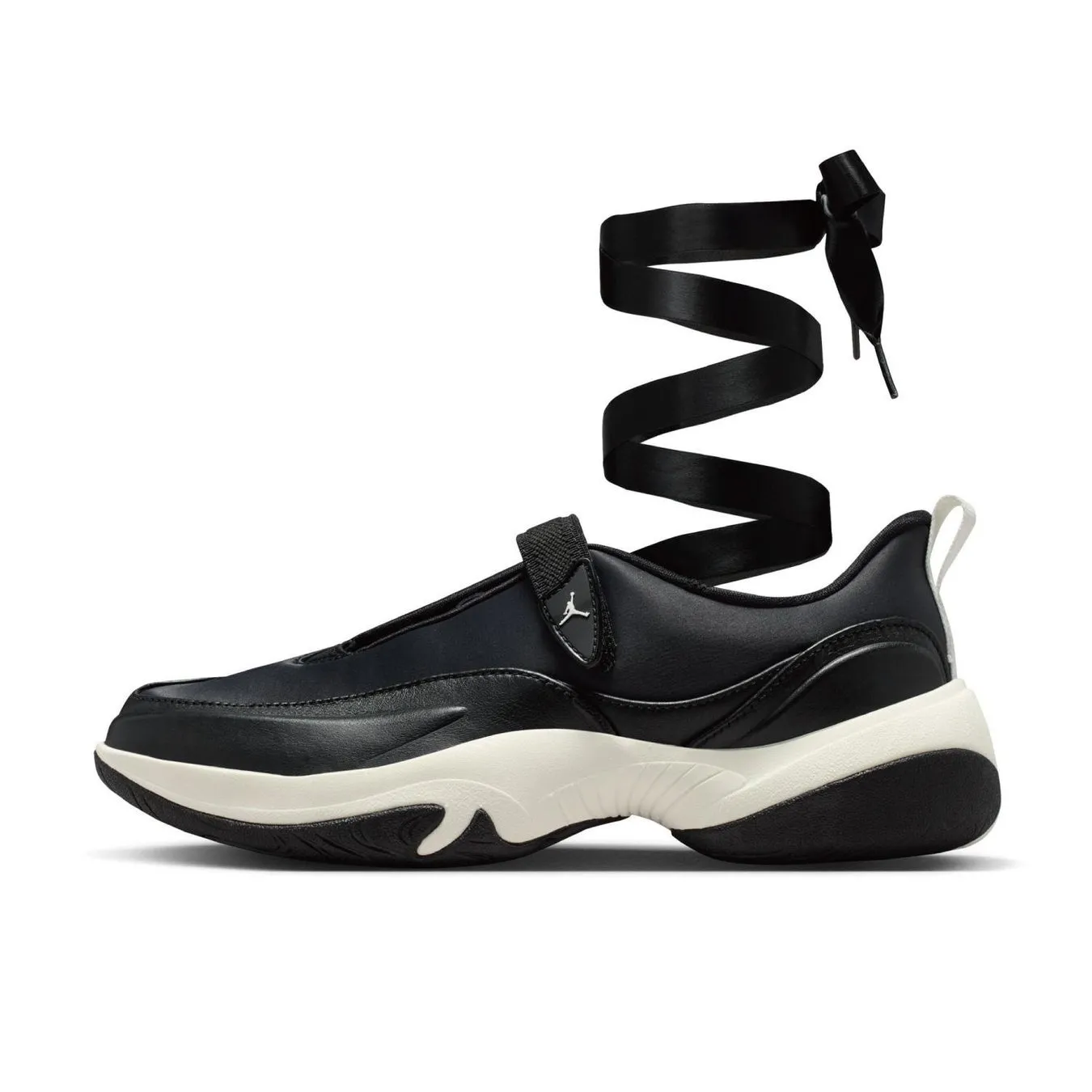 黒と白のバスケットボールシューズ。ストラップとリボンが特徴。