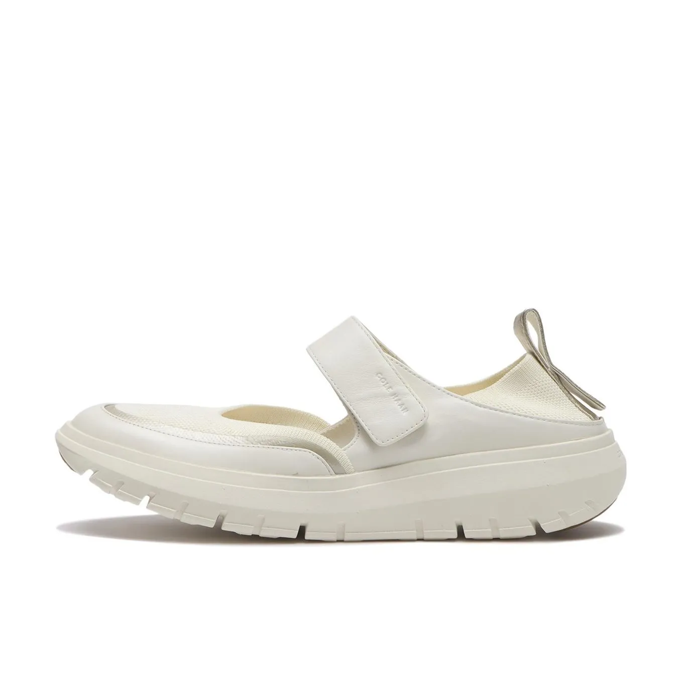 白いプラットフォームサンダルのクローズアップ画像です。