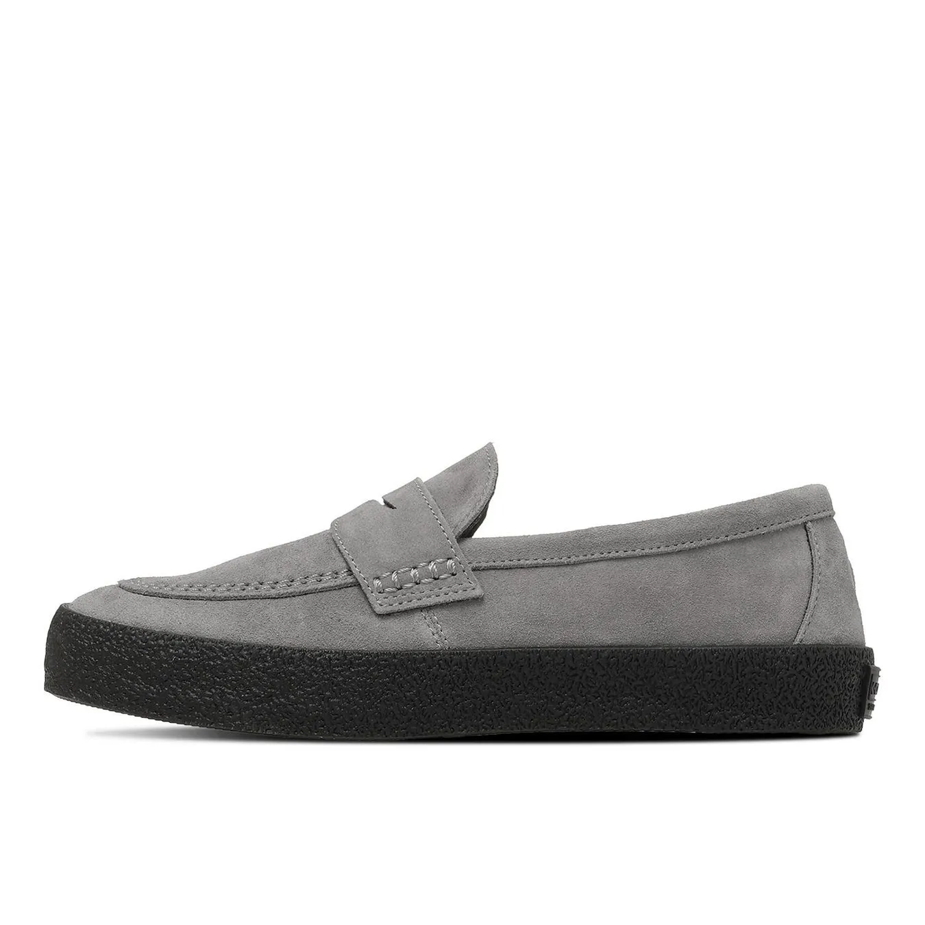 グレーのスエードローファーで、黒いラバーソールと、アッパーにストラップが付いている。