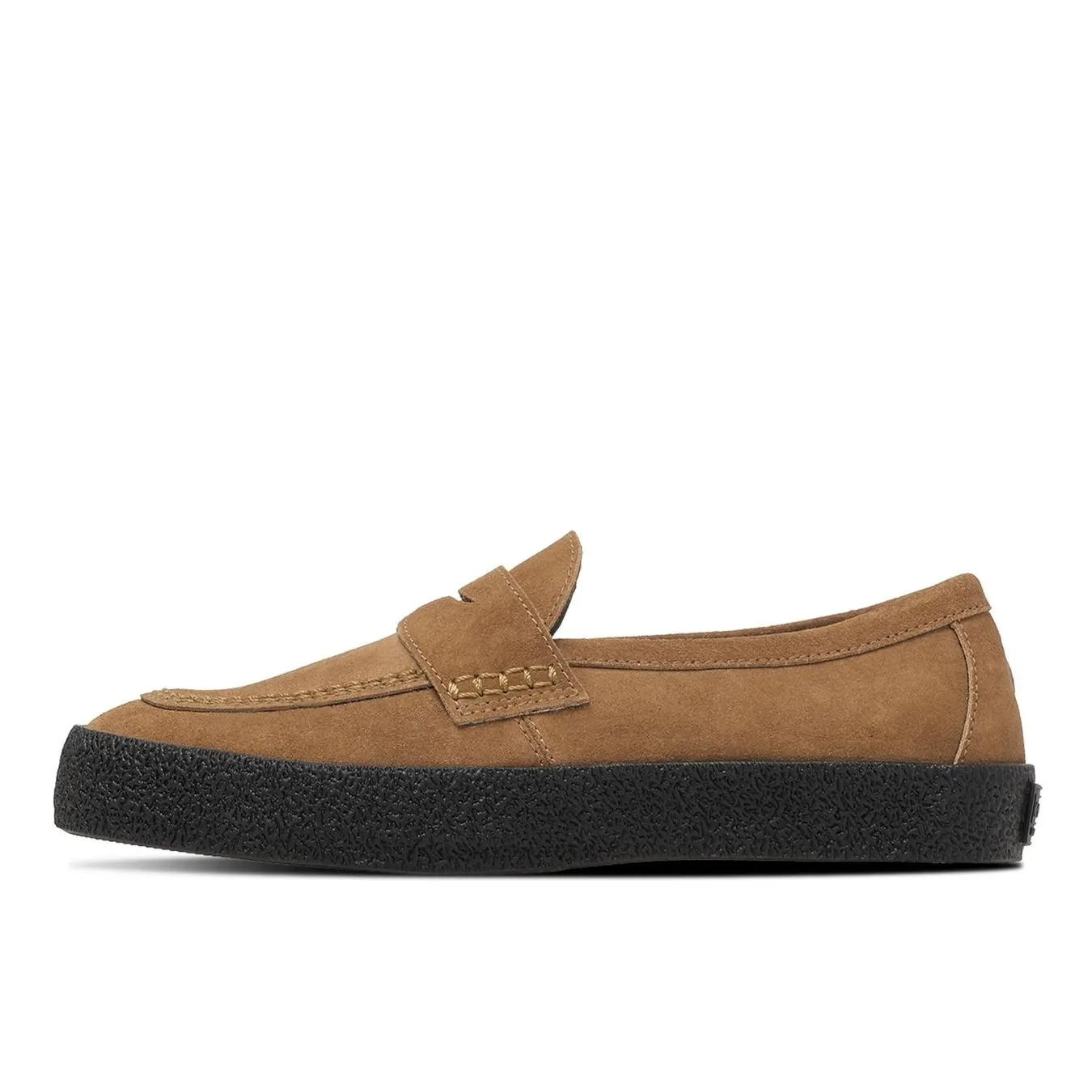 茶色のスエードローファーで、黒いラバーソールが付いています。