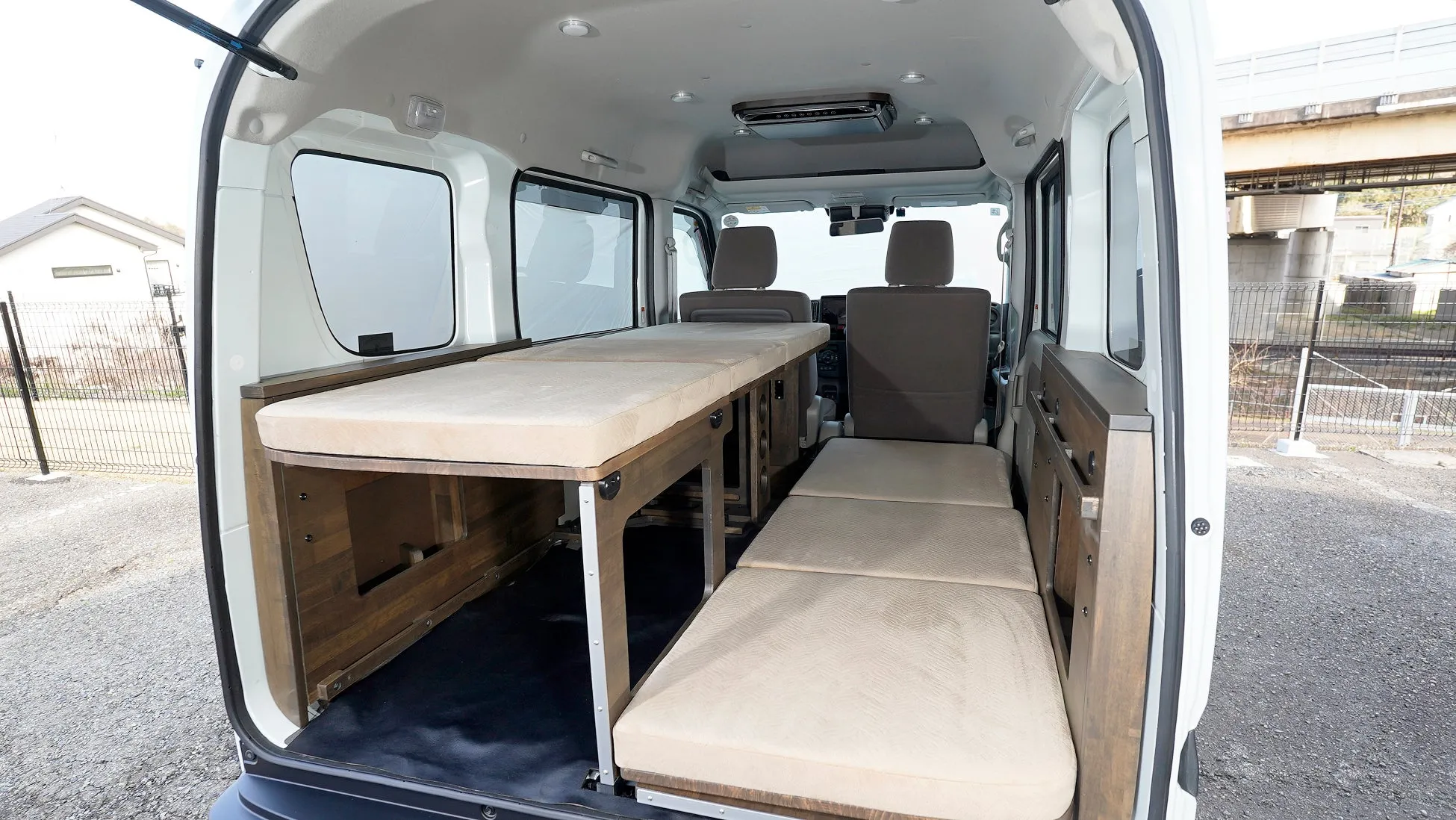 木目調で落ち着いた雰囲気の車内