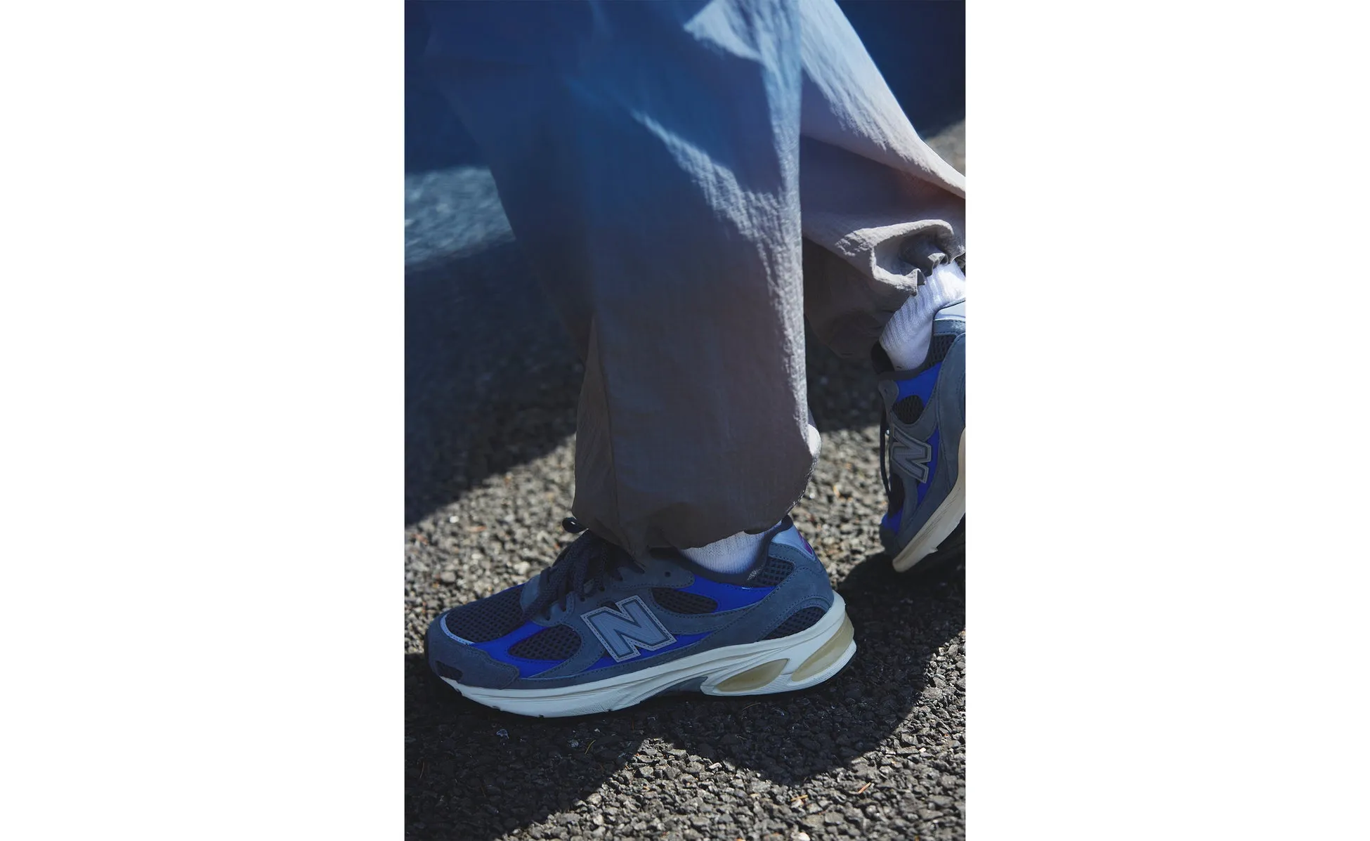 足元のスニーカー