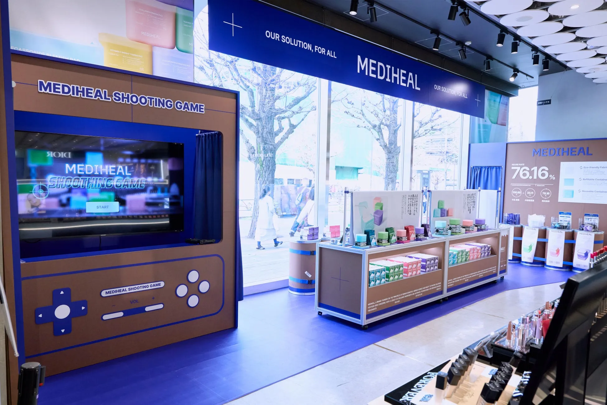 Medihealの店舗の様子。店内には、シューティングゲームや商品ディスプレイ、リサイクルに関する情報が表示されている。