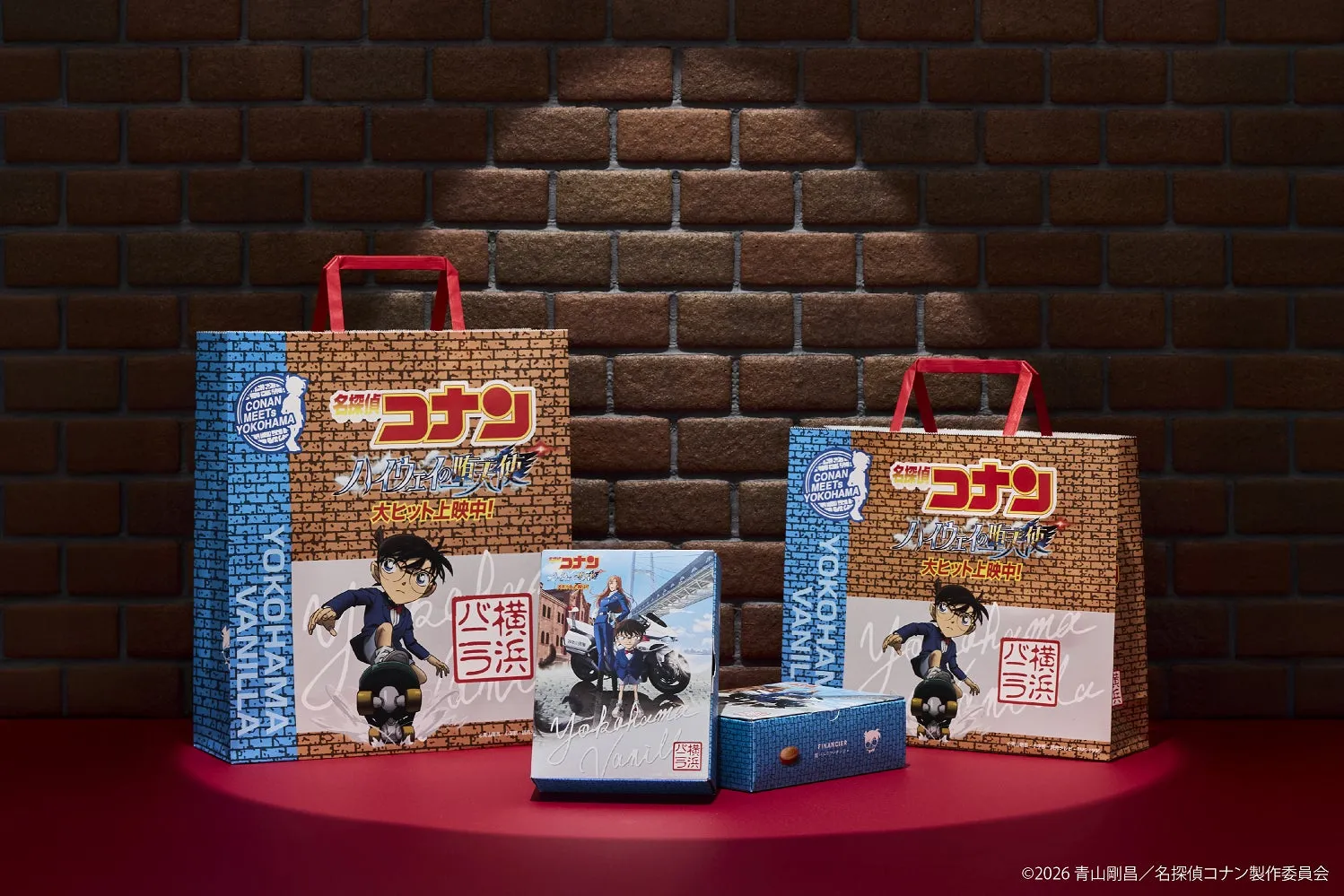 名探偵コナンのコラボ商品が写った写真。コナンが描かれた紙袋や箱が並んでいる。