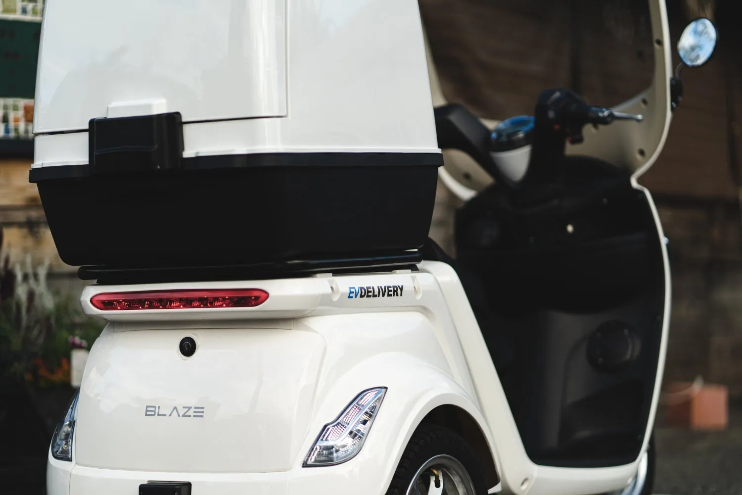 電動バイクのリア部分に収納ボックス