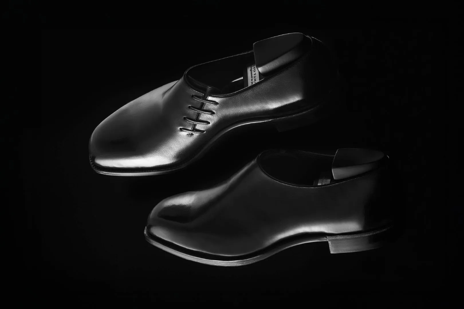 光沢のある革靴