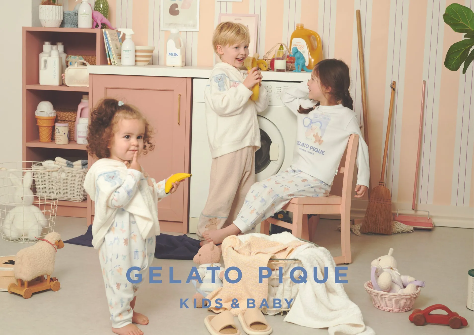 子供たちがバナナを持って遊んでいる写真