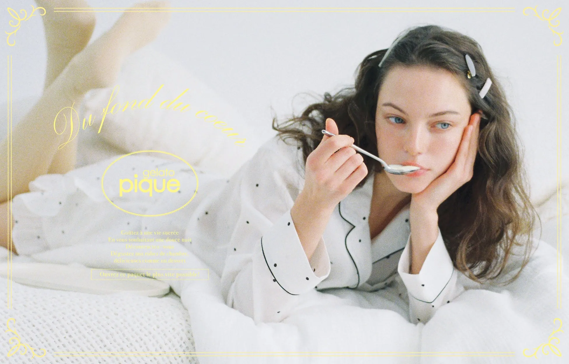 女性がベッドでリラックスし、スプーンで何かを口に運んでいる様子