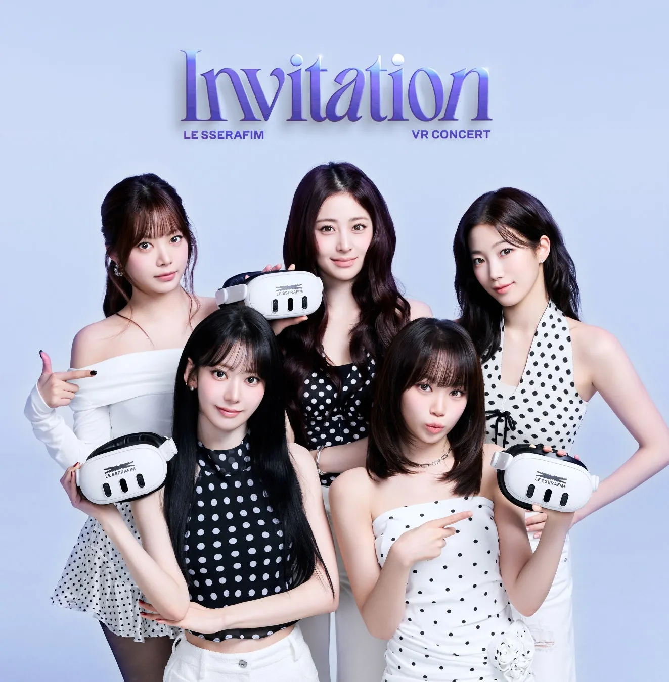 LE SSERAFIM メンバーがVRゴーグルを持つ画像