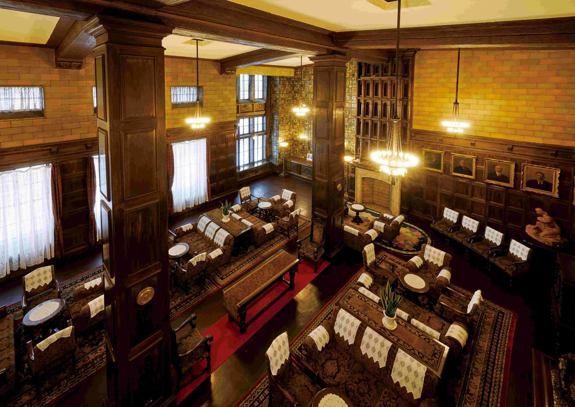 広い部屋の俯瞰写真。木製のパネルと梁で装飾されており、大きな柱が立っている。