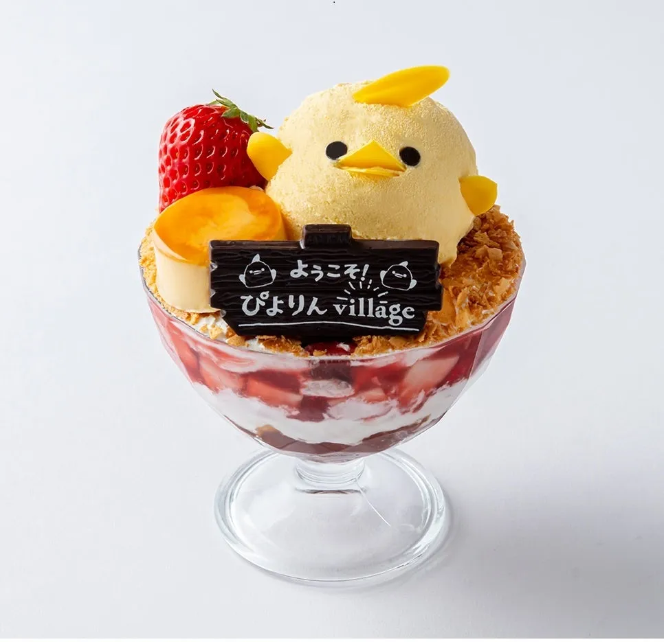 ひよこをモチーフにしたパフェ。いちご、プリン、クッキーなどが層になっており、可愛らしい見た目。