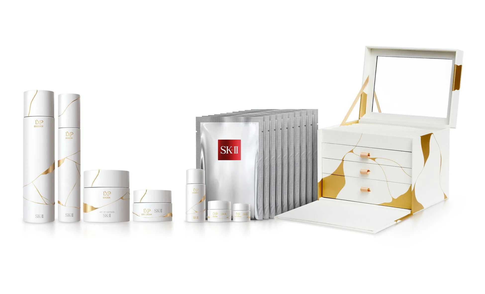 SK-IIの化粧品セット。化粧水、美容液、クリーム、マスク、アイクリームなどが入った白いボックスと、同じく白い化粧品が並んでいる。白いボックスには鏡と引き出しが付いている。