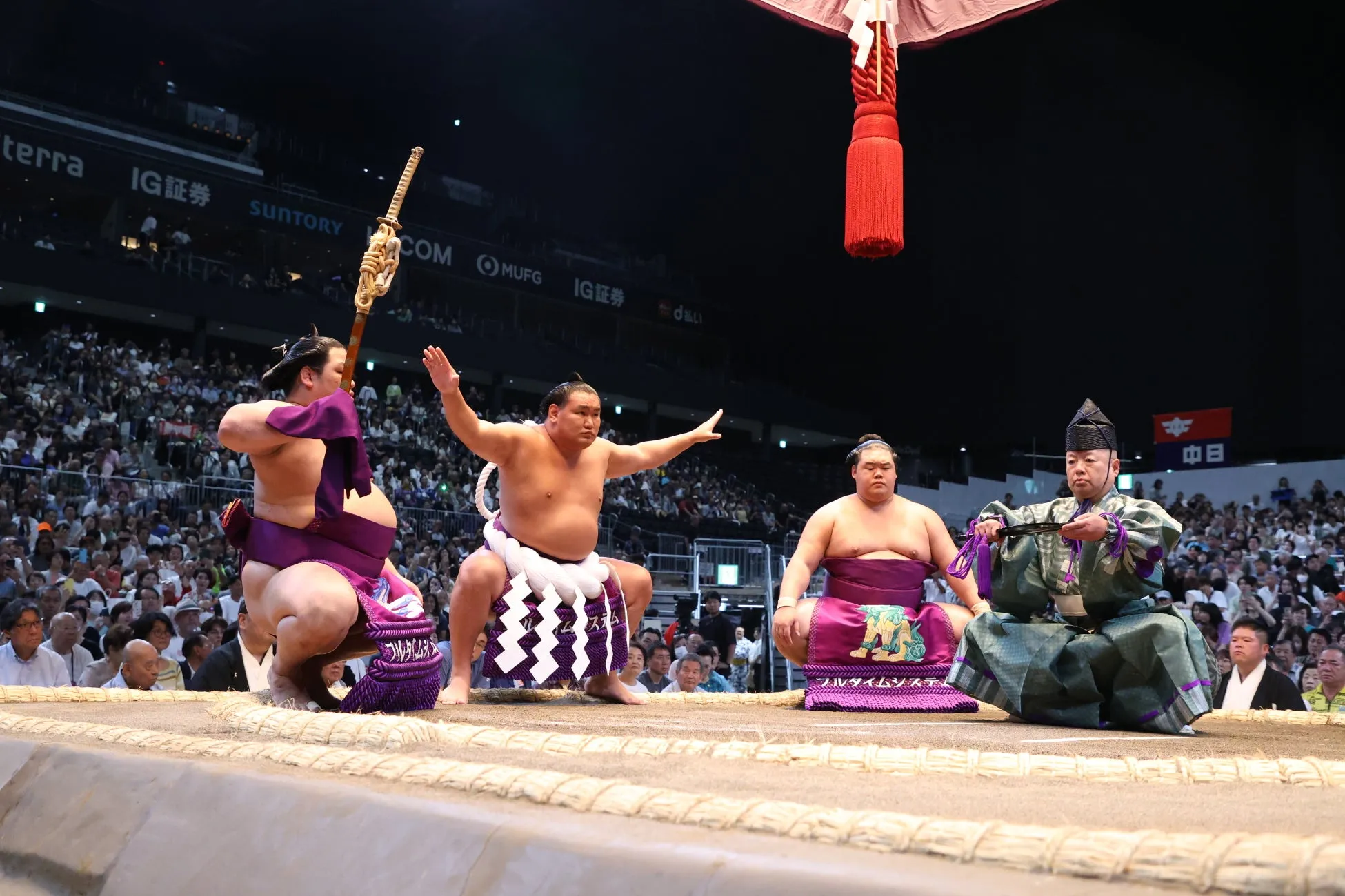 土俵で力士たちが準備する様子