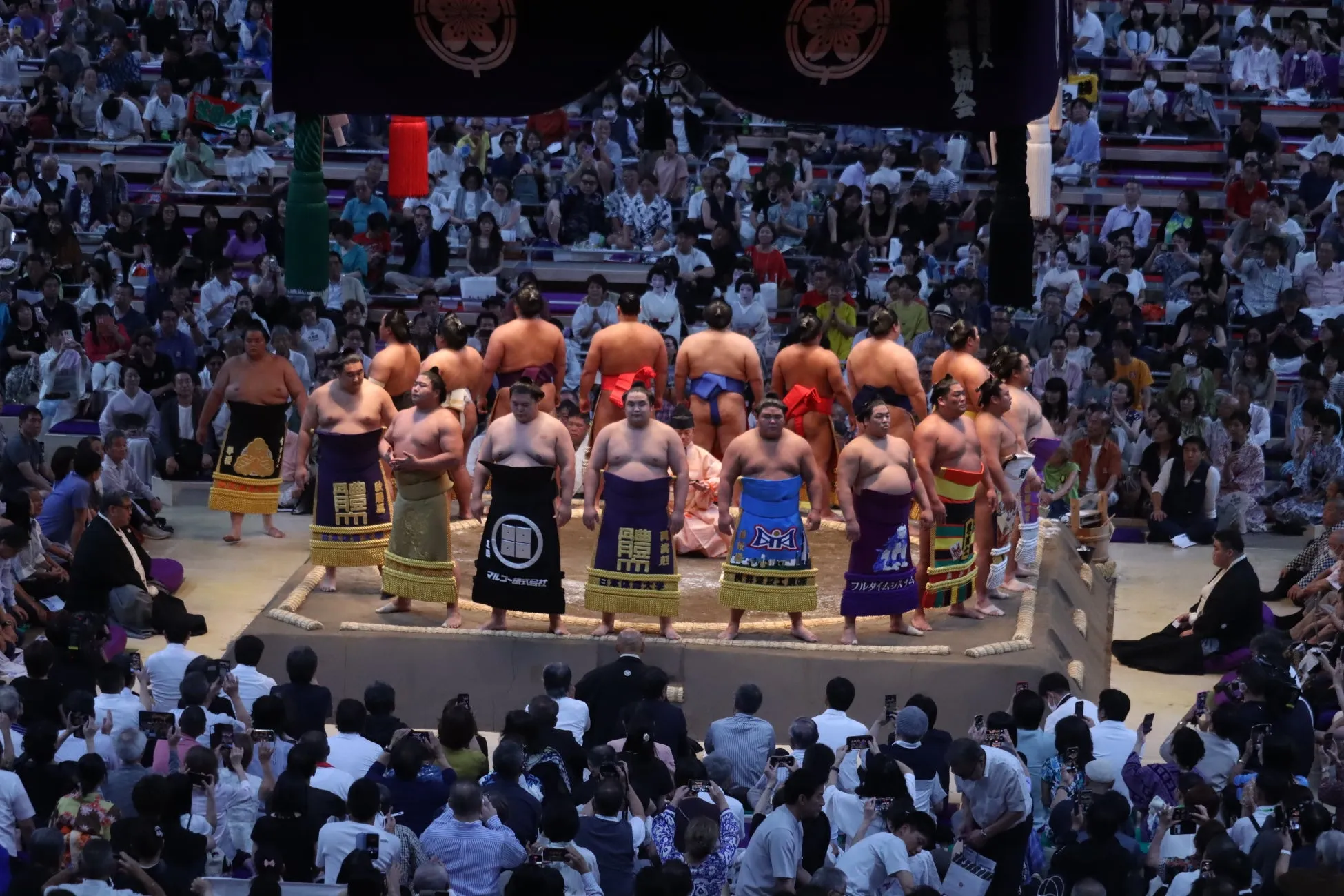 多くの観客で賑わう相撲会場