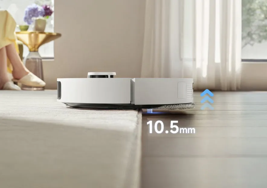 白いロボット掃除機が、床とカーペットの段差を乗り越えている様子を描いた画像です。床との隙間が10.5mmであることが示されています。