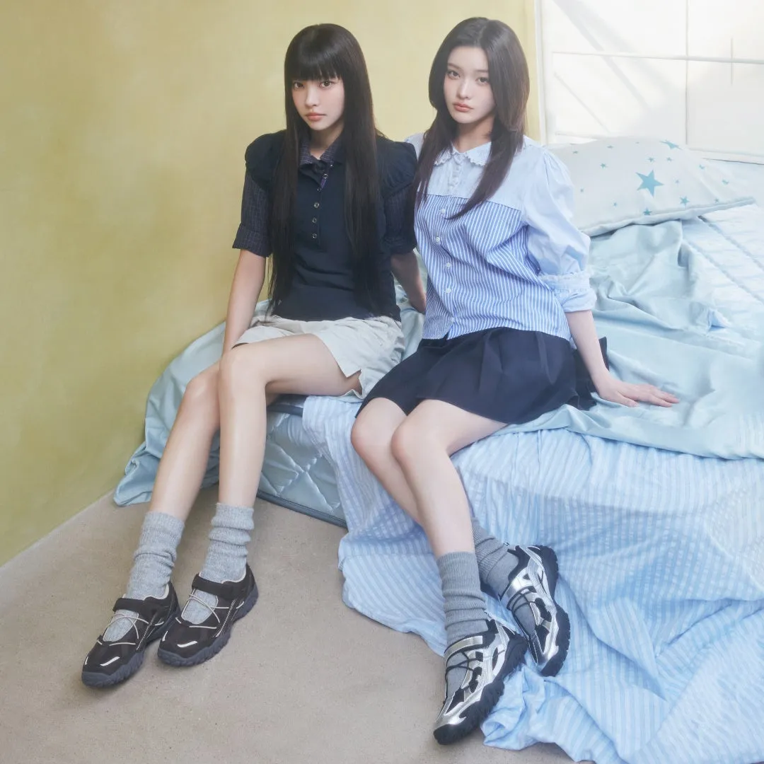 ベッドに座る女性二人