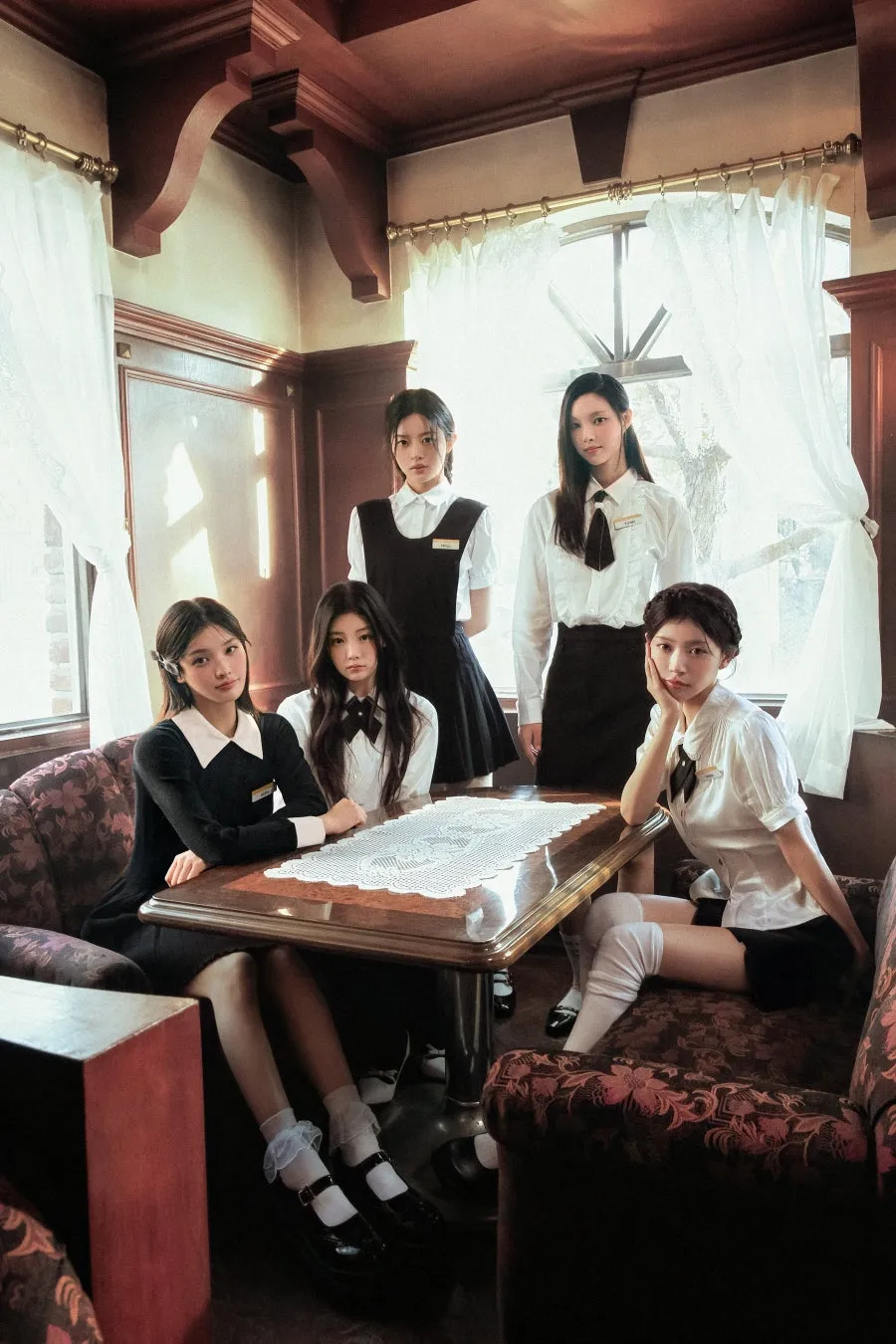 5人の女性がテーブルを囲んで座っている写真