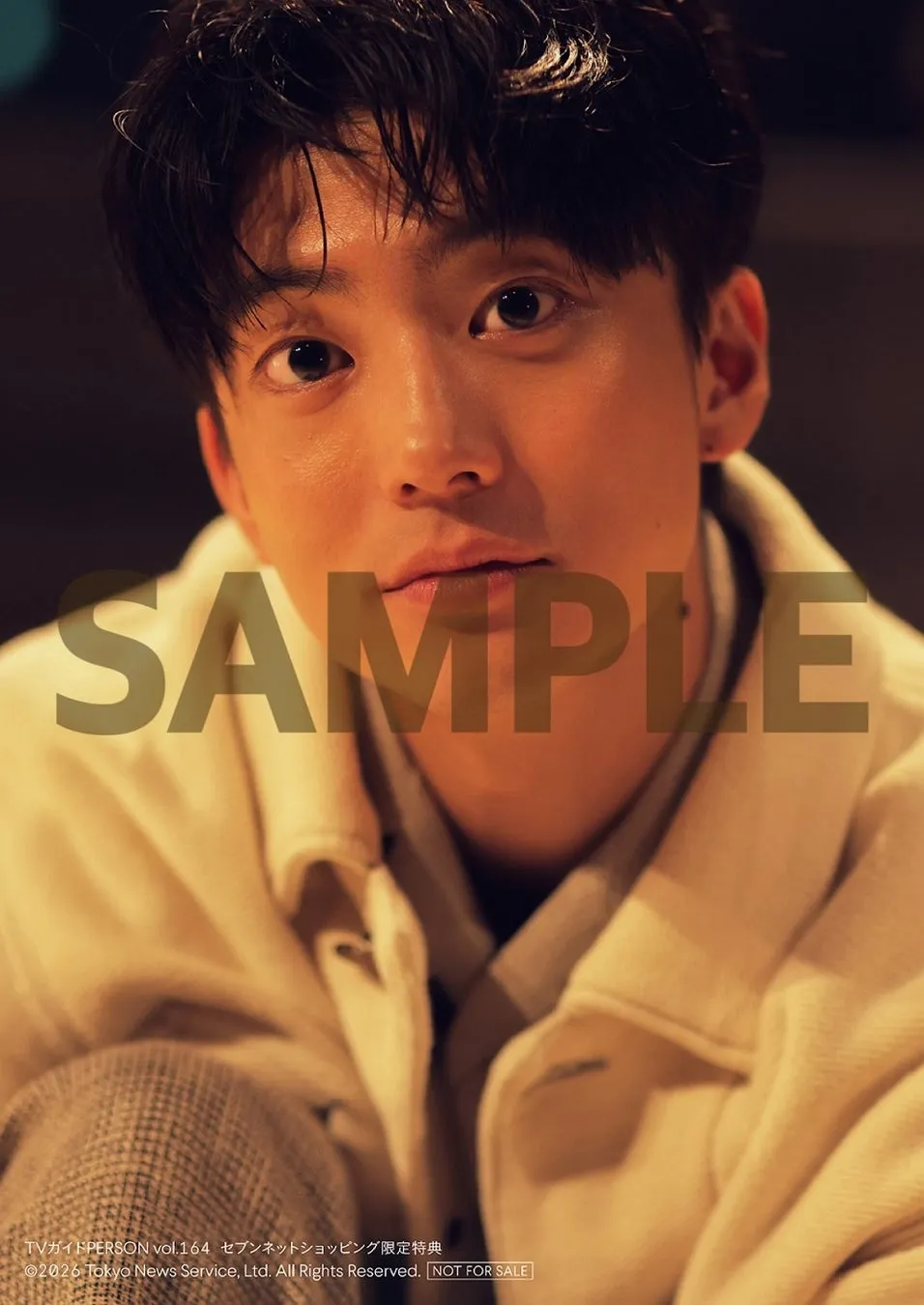 男性の顔のアップ写真。彼はカメラを見つめている。