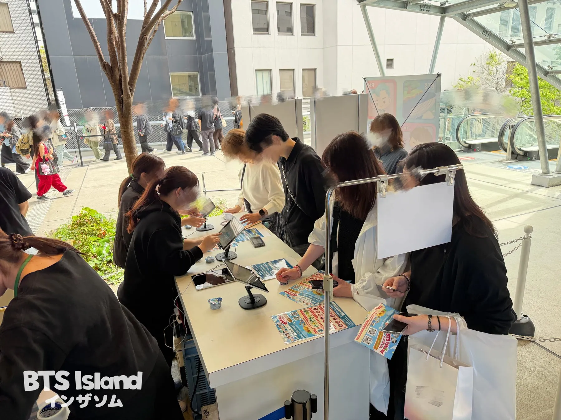BTS Island インザソムのイベント会場の様子。多くの人がカウンターで手続きを行っている。