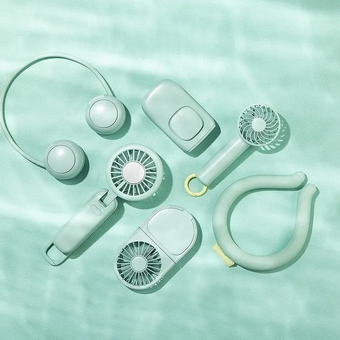 様々なタイプの扇風機が並ぶ