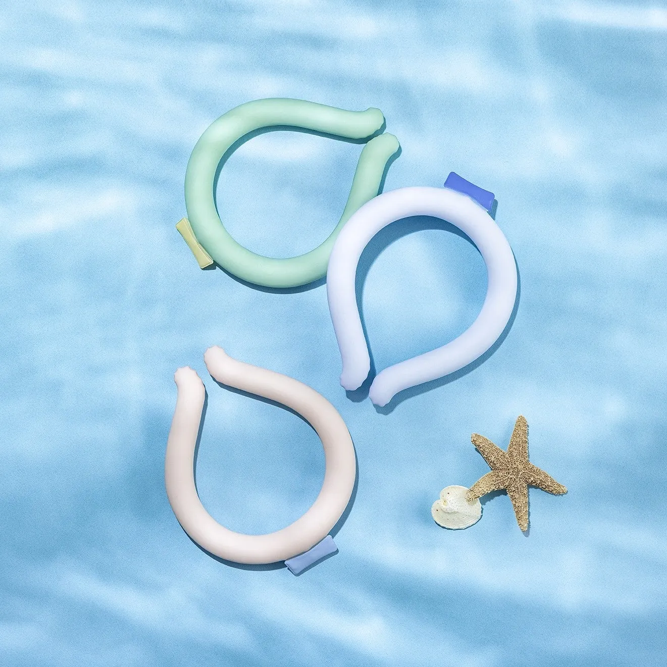 水色の背景にネッククーラーとヒトデ