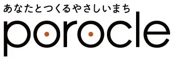 ロゴマーク。黒い太字の「porocle」の文字の下に、オレンジ色の点が2つあり、その上に日本語のテキストが書かれています。