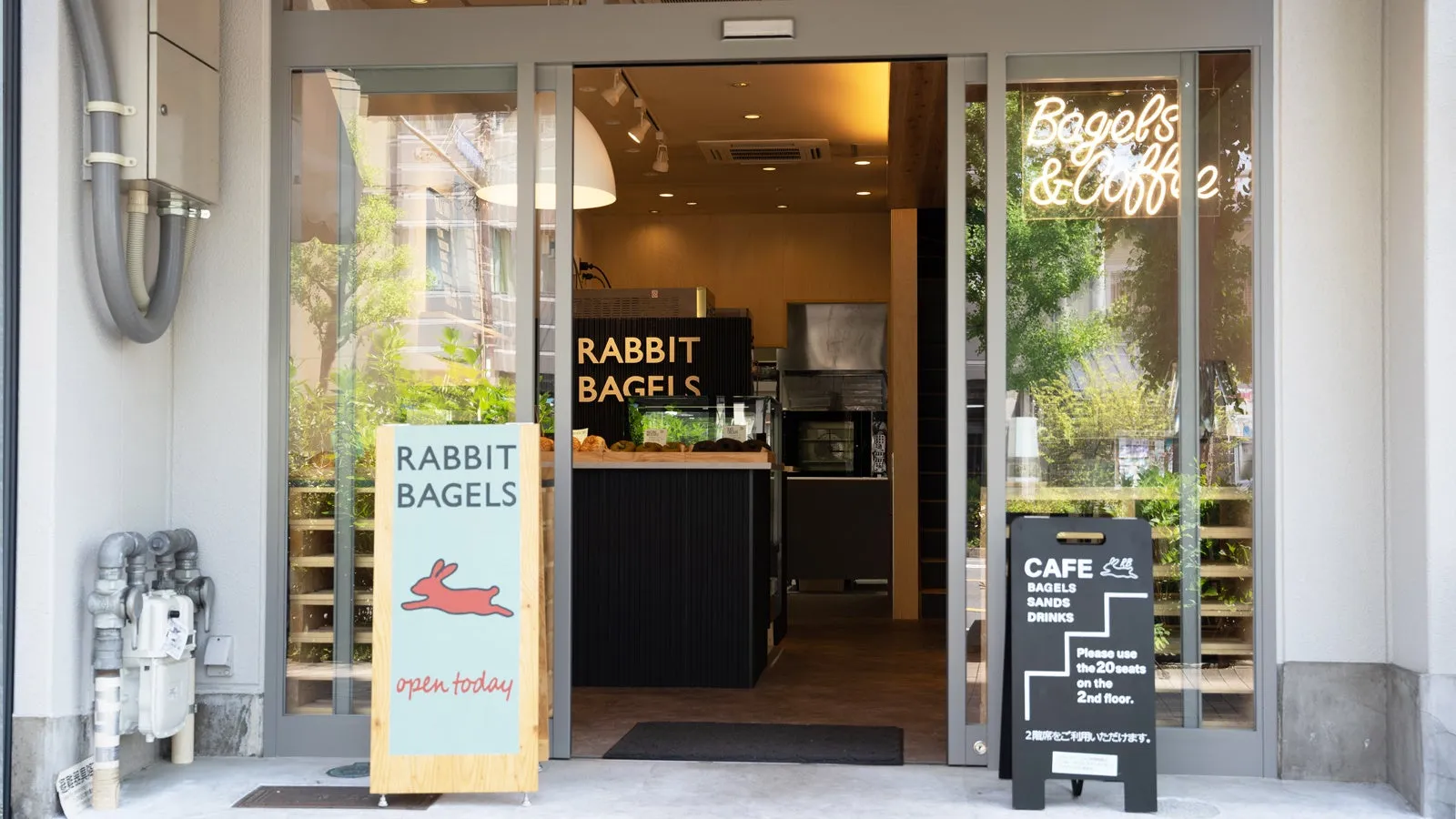 RABBIT BAGELSのロゴ入り看板と店内
