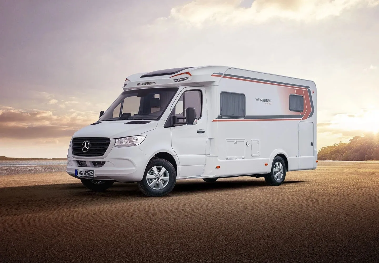 WEINSBERGのキャンピングカーが砂浜に停まっている画像