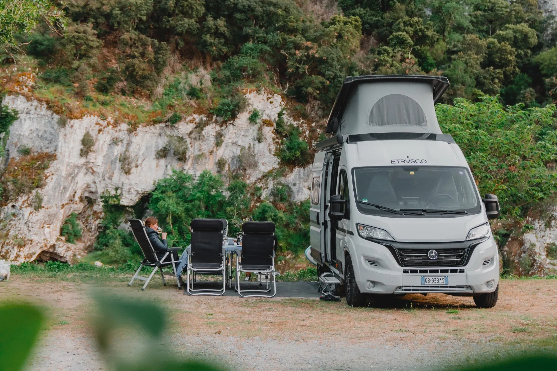 キャンピングカーと人がいる風景