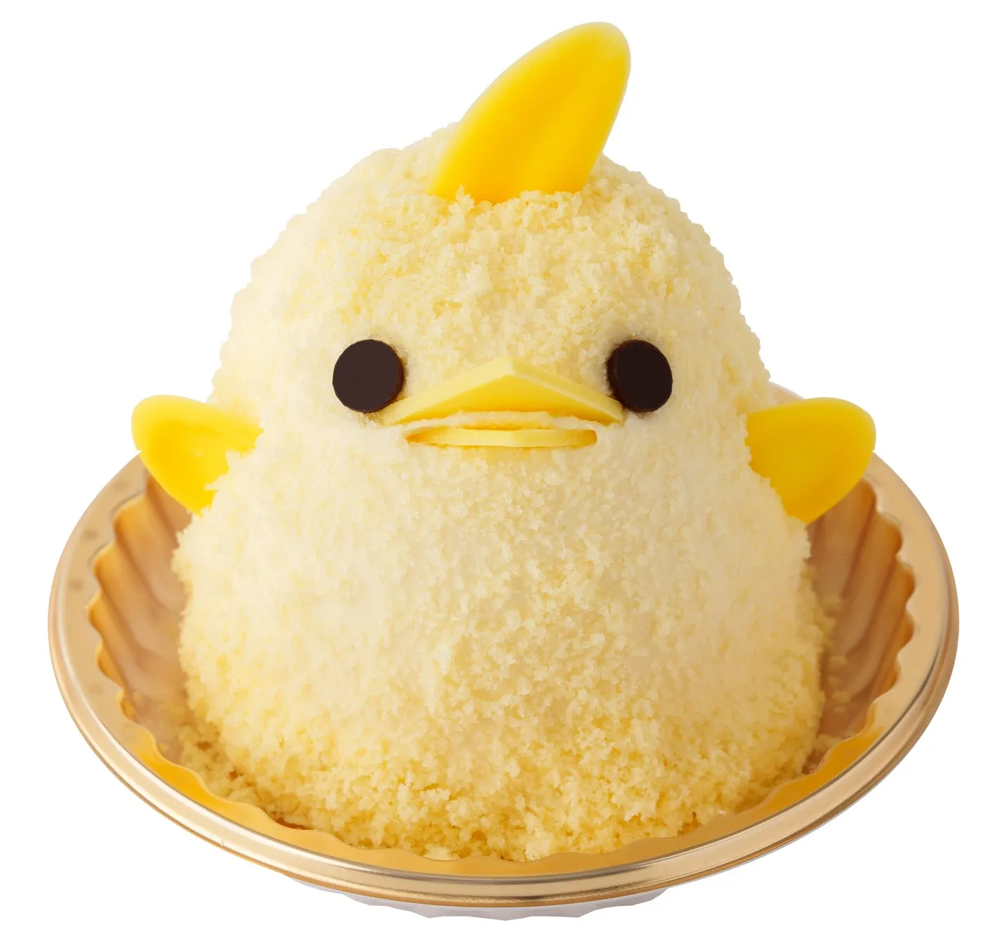 ひよこの形をしたケーキが、金色のカップに載せられています。ひよこの目はチョコレートで、くちばしと羽は黄色いパーツで作られています。