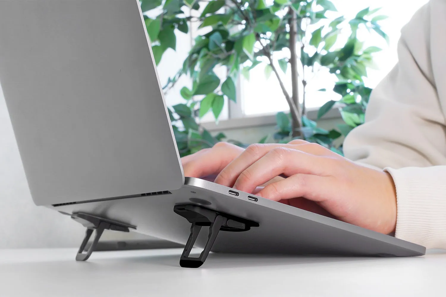 【私が試して感動】ノートPCに貼り付く！疲れ知らずのOWL-PCSTD08薄型スタンド徹底解説