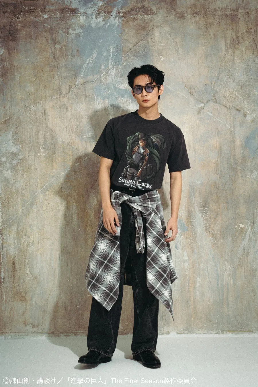 リヴァイデザインTシャツを着た男性